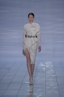 model yürür yalan pist bong 2015 ilkbahar-yaz koleksiyonu seslendirdi.