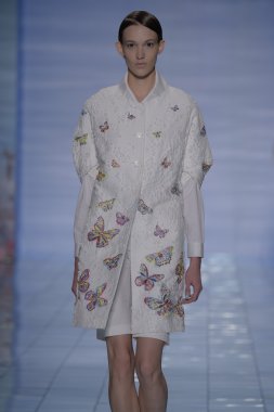 model yürür yalan pist bong 2015 ilkbahar-yaz koleksiyonu seslendirdi.