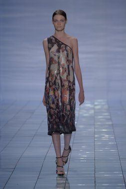 model yürür yalan pist bong 2015 ilkbahar-yaz koleksiyonu seslendirdi.