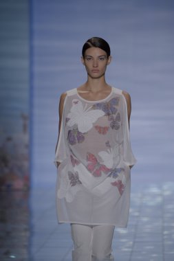 model yürür yalan pist bong 2015 ilkbahar-yaz koleksiyonu seslendirdi.