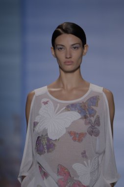 model yürür yalan pist bong 2015 ilkbahar-yaz koleksiyonu seslendirdi.