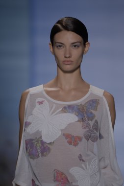 model yürür yalan pist bong 2015 ilkbahar-yaz koleksiyonu seslendirdi.