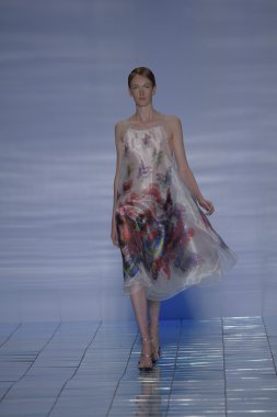 model yürür yalan pist bong 2015 ilkbahar-yaz koleksiyonu seslendirdi.