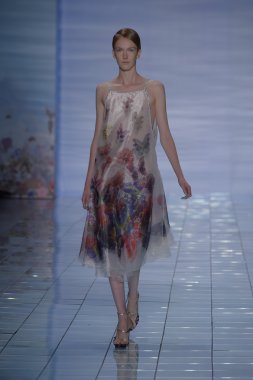 model yürür yalan pist bong 2015 ilkbahar-yaz koleksiyonu seslendirdi.