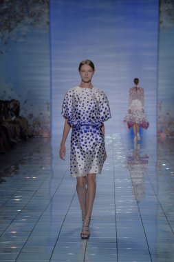 model yürür yalan pist bong 2015 ilkbahar-yaz koleksiyonu seslendirdi.