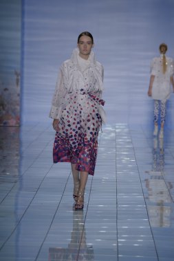 model yürür yalan pist bong 2015 ilkbahar-yaz koleksiyonu seslendirdi.