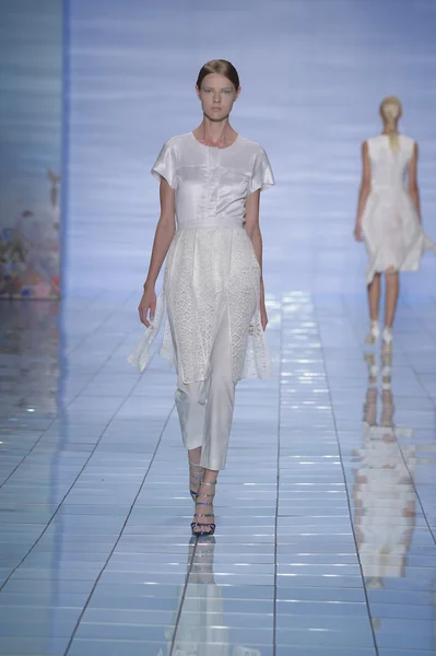 Model walks the runway at the LIE SANG BONG Spring-Summer 2015 Collection — Stock Photo, Image