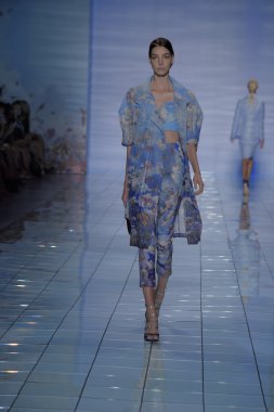 model yürür yalan pist bong 2015 ilkbahar-yaz koleksiyonu seslendirdi.