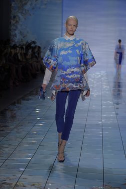 model yürür yalan pist bong 2015 ilkbahar-yaz koleksiyonu seslendirdi.