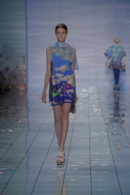 model yürür yalan pist bong 2015 ilkbahar-yaz koleksiyonu seslendirdi.