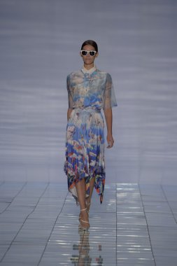 model yürür yalan pist bong 2015 ilkbahar-yaz koleksiyonu seslendirdi.