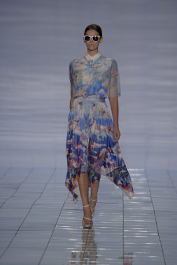 model yürür yalan pist bong 2015 ilkbahar-yaz koleksiyonu seslendirdi.