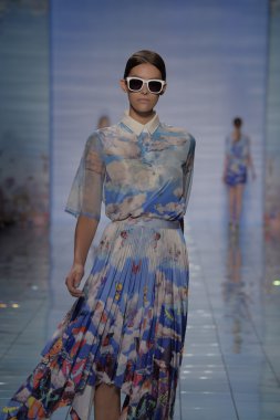 model yürür yalan pist bong 2015 ilkbahar-yaz koleksiyonu seslendirdi.