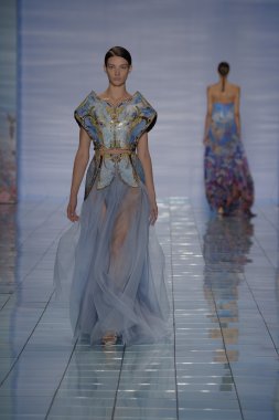 model yürür yalan pist bong 2015 ilkbahar-yaz koleksiyonu seslendirdi.