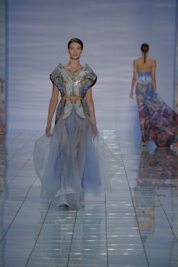 model yürür yalan pist bong 2015 ilkbahar-yaz koleksiyonu seslendirdi.