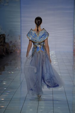 model yürür yalan pist bong 2015 ilkbahar-yaz koleksiyonu seslendirdi.