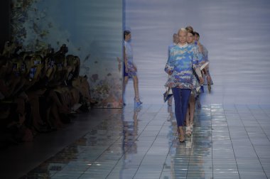 bong 2015 ilkbahar-yaz koleksiyonu modelleri yürüyüş yalan pist seslendirdi