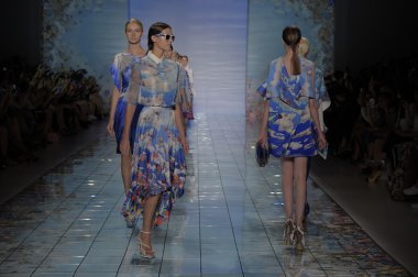 bong 2015 ilkbahar-yaz koleksiyonu modelleri yürüyüş yalan pist seslendirdi