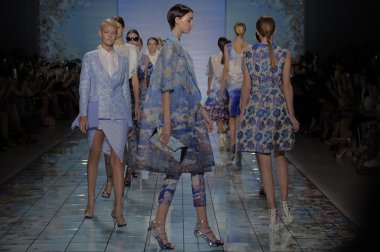 bong 2015 ilkbahar-yaz koleksiyonu modelleri yürüyüş yalan pist seslendirdi