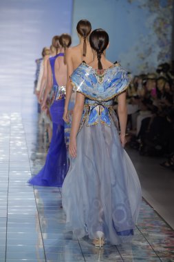 bong 2015 ilkbahar-yaz koleksiyonu modelleri yürüyüş yalan pist seslendirdi