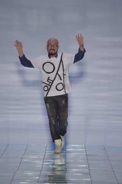 Tasarımcı yalan bong şarkı söyledi.