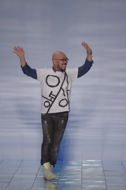 Tasarımcı yalan bong şarkı söyledi.