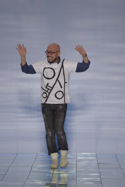 Tasarımcı yalan bong şarkı söyledi.