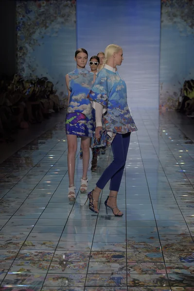 Models walk the runway at the LIE SANG BONG Spring-Summer 2015 Collection — Stock Photo, Image