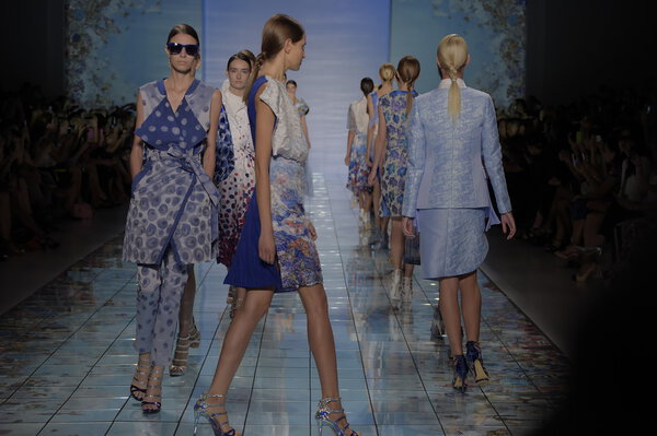 Modelos caminham na pista da Coleção Primavera-Verão 2015 da LIE SANG BONG — Fotografia de Stock