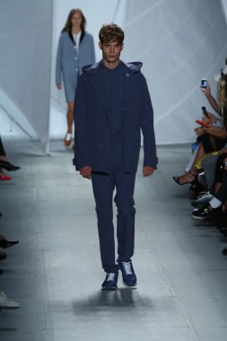 model mercedes-benz moda haftası sırasında lacoste pist yürür