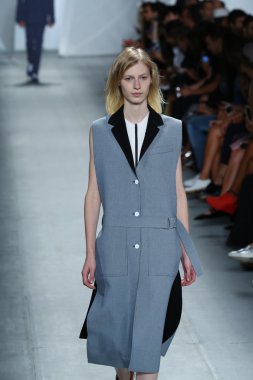 model mercedes-benz moda haftası sırasında lacoste pist yürür