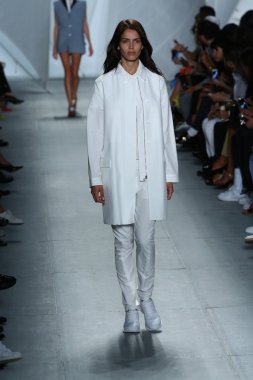 model mercedes-benz moda haftası sırasında lacoste pist yürür