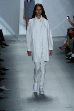 model mercedes-benz moda haftası sırasında lacoste pist yürür