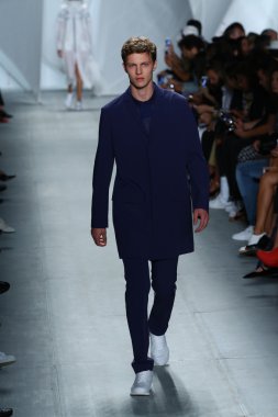 model mercedes-benz moda haftası sırasında lacoste pist yürür