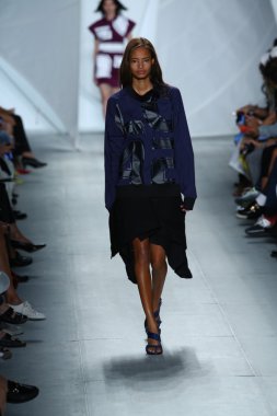 model mercedes-benz moda haftası sırasında lacoste pist yürür