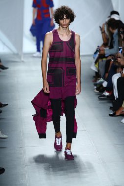 model mercedes-benz moda haftası sırasında lacoste pist yürür