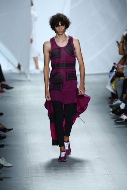 model mercedes-benz moda haftası sırasında lacoste pist yürür