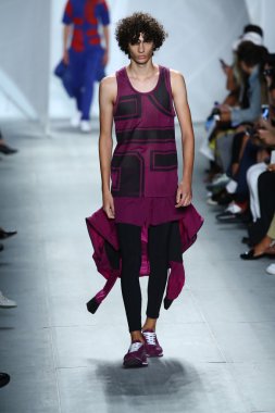 model mercedes-benz moda haftası sırasında lacoste pist yürür