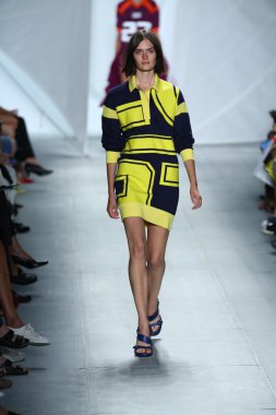 model mercedes-benz moda haftası sırasında lacoste pist yürür