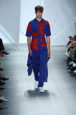 model mercedes-benz moda haftası sırasında lacoste pist yürür