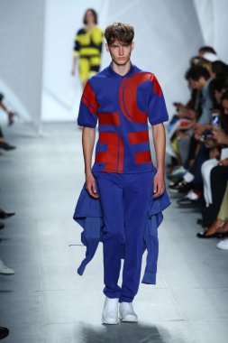 model mercedes-benz moda haftası sırasında lacoste pist yürür