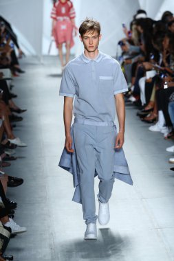 model mercedes-benz moda haftası sırasında lacoste pist yürür