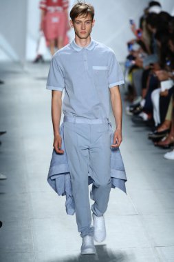 model mercedes-benz moda haftası sırasında lacoste pist yürür