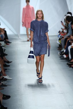 model mercedes-benz moda haftası sırasında lacoste pist yürür