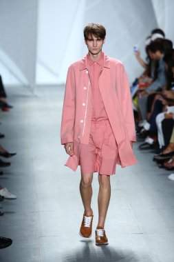 model mercedes-benz moda haftası sırasında lacoste pist yürür