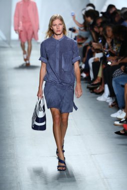 model mercedes-benz moda haftası sırasında lacoste pist yürür