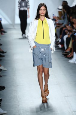 model mercedes-benz moda haftası sırasında lacoste pist yürür