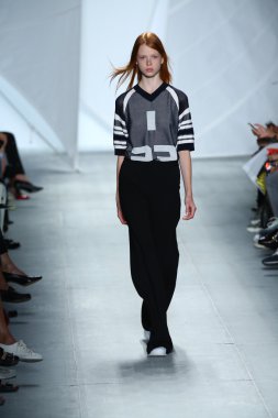 model mercedes-benz moda haftası sırasında lacoste pist yürür