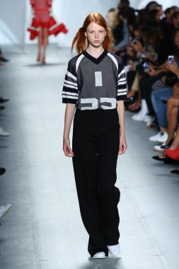 model mercedes-benz moda haftası sırasında lacoste pist yürür