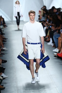 model mercedes-benz moda haftası sırasında lacoste pist yürür